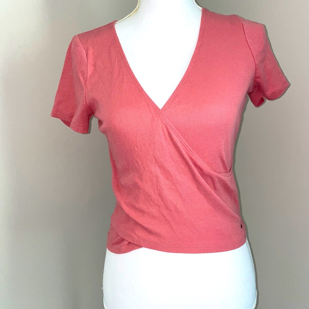 Hollister Juniors Sz L baby tee NWOT:)